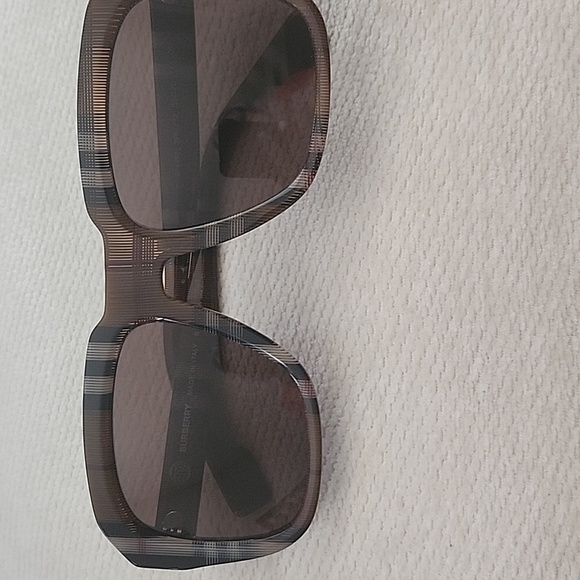 BURBERRY SUNGLASSES - NEVER WORN - Picture 1 of 4